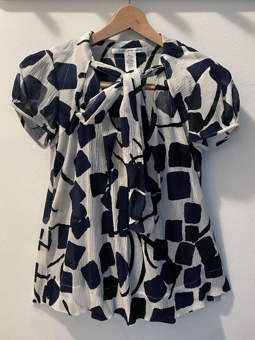 Diane von Furstenberg Navy/White Abstract Print Silk Blouse NWOT - Size 2